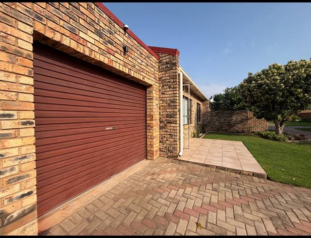 2 BEDROOM TOWNHOUSE FOR SALE IN JEFFREYS BAY CENTRAL